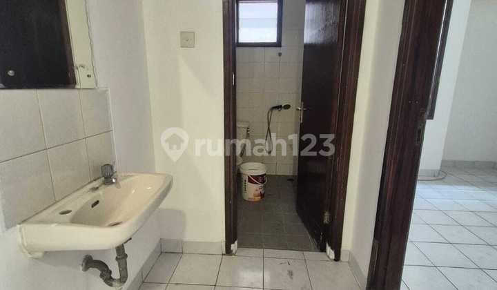 Disewakan Rumah bersih dan terawat 2 Lantai Taman Beverly 2