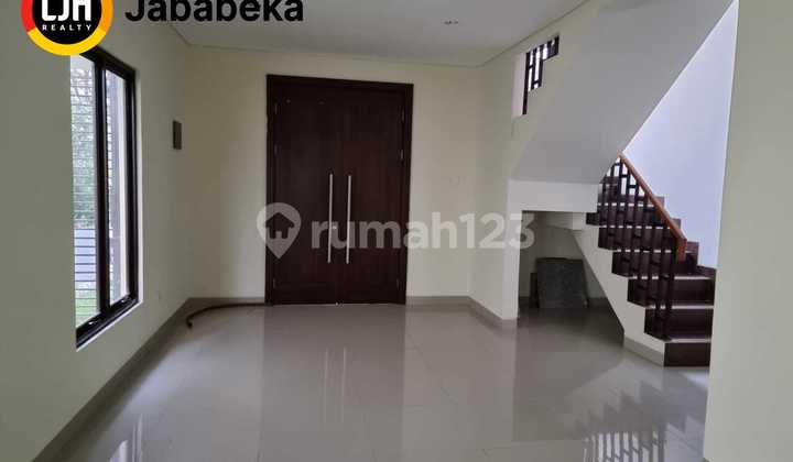 For Rent 2-Story House in Strategic and Comfortable Location, Taman Simpruk 2