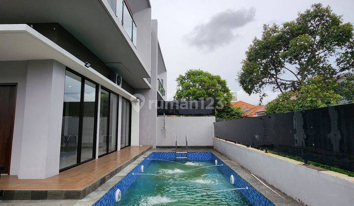 Dijual Rumah Mewah Pool di Pasteur Sukadamai 1