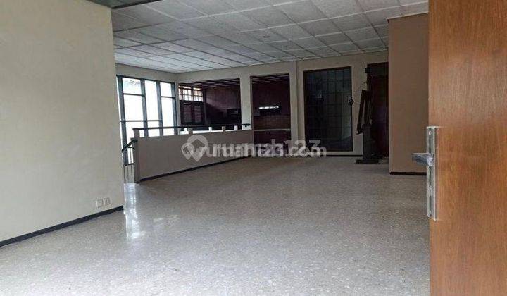 Dijual Rumah Hitung Tanah 1 Setengah Lantai di Setrasari Raya 1