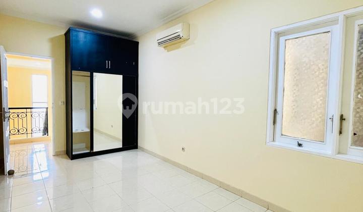 Rumah 2 Lantai SHM di Crystal Gading Serpong, Tangerang 2