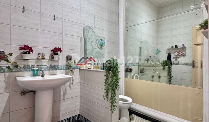 Ready-to-occupy house below market price, strategic location near MRT Kebayoran Baru, South Jakarta. 2