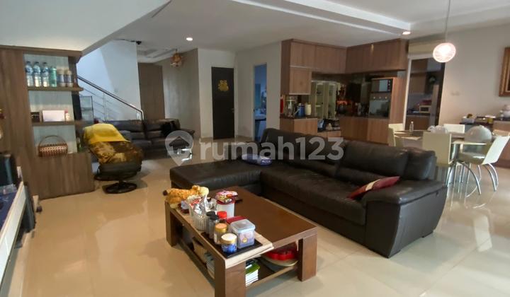 Rumah Dijual di Daan Mogot Baru, Mewah dan Siap Huni tinggal bawa koper Lt.377m2 (12x31) Lb. 400m2 Sertifikat Hak milik 4+1 kamar Tidur Harga: 8,5M