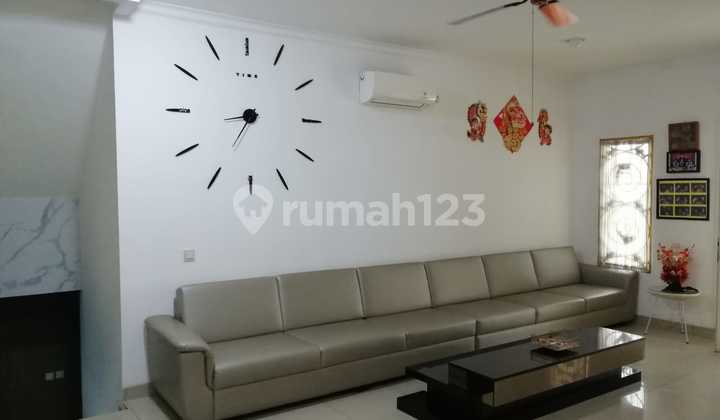 Dijual Rumah Green mansion..8x15/2.5lt split level...Yg sudah pasti dapat : AC setiap kamar Water heater setiap kamar Springbed setiap kamar Lemari2 setiap kamar Meja makan 1 set Meja dan kursi tamu Lampu2 gantung Lukisan2 Kitchen set beserta kompor  Kurs 2