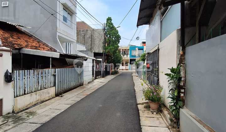 Jual Cepat - Rumah Duri Kepa 2 Lantai Jalan Depan Rumah bisa 2 Mobil. Bagus, Menarik, Jarang Ada, Murah Luas Tanah 6 X 15 M Luas Bangunan 120 M 2 Lantai 3 Kamar Tidur 2 Kamar Mandi Carpot 1 Mobil SHM Turun Harga 2,5 M Jadi 2,35 M ( bisa Nego )