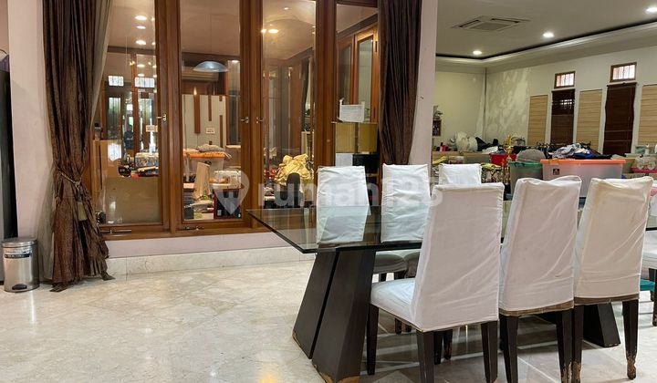 Dijual Murah Rumah Sunrise Garden Jalan Besar Hoek Luas Tanah : 509 (20x25)  Luas Bangunan : 550 2 Lantai SHM KT. 5+2 KM. 5+1 Bebas Banjir Hadap Timur & Utara Halaman Luas Bisa KPR Rp. 10,5 Milyar bisa nego sampai deal  2