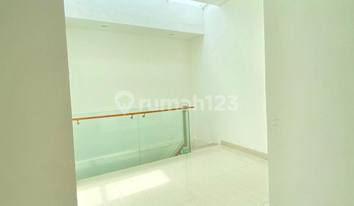 *Dijual Rumah di Bintaro Rumah 3 Lantai Cluster Emerald Residence Bintaro Tangerang Selatan Kamar Tidur: 4+3 Kamar Mandi: 4+1 Listrik: 7700 Watt Luas Tanah: 120 M² Luas Bangunan: 350 M² Air: Jet Pump & Pam Carport: 2 Mobil Surat : SHM Semi Furnish Rumah M 2