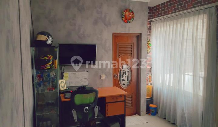 Dijual Rumah Green Mansion..8X15/2.5Lt Split Level...Yg Sudah Pasti Dapat : AC Setiap Kamar Water Heater Setiap Kamar Springbed Setiap Kamar Lemari2 Setiap Kamar Meja Makan 1 Set Meja dan Kursi Tamu Lampu2 Gantung Lukisan2 Kitchen Set Beserta Kompor Kursi 2