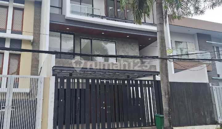 TURUN HARGA Citra 2ext  (di Jalan Boulevard Utama)  Luas Tanah:  10x20 Luas Bangunan: 465m2 Lantai:  3 Surat: SHGB KT: 5+1 KM: 5+1  HARGA BU: Rp 5.5 milyar 575000xxxxNEGO)