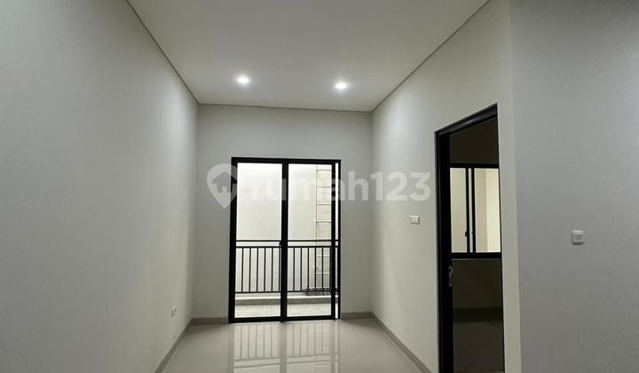 Di jual Rumah baru 2 lantai minimalis di angsoka hijau 5 cengkareng Lt 6x15 Lb 125 m2 3 kt, 2 km shm , imb , pbb lengkap pam , pln 2200 watt hadap utara bebas banjir 2