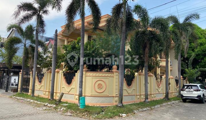 Dijual Rumah Taman Palem Lestari LT: 270 M2, LB: 220 M2 Ukuran: 15X18m 2,5 Lantai Posisi Hoek Hadap Selatan dan Timur Kamar Tidur: 5+1, Kmr Mandi: 3+1 Listrik: 11Rb Watt Lantai: Granit Sertifikat: SHM Harga 4,9M