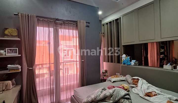 DiJual rumah !!!  Metland puri Ukuran: 6x15 m2 Luas bangunan: 120m2 2½ lantai Kamar tidur: 3+1 Kamar mandi; 2+1 PDAM Carport: 1mobil Row jalan: 2 mobil Hrga jual: 2.5 M (nego)  SHM 2