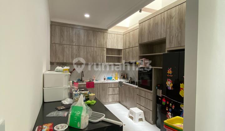 Rumah Dijual di Casajardin Semi Furnished, Modern Minimalis, Jarang ada Lt. 8x18 Lb. 320m2 5KT, 5KM Lokasi Favorite Siap Huni Harga: 8M 2