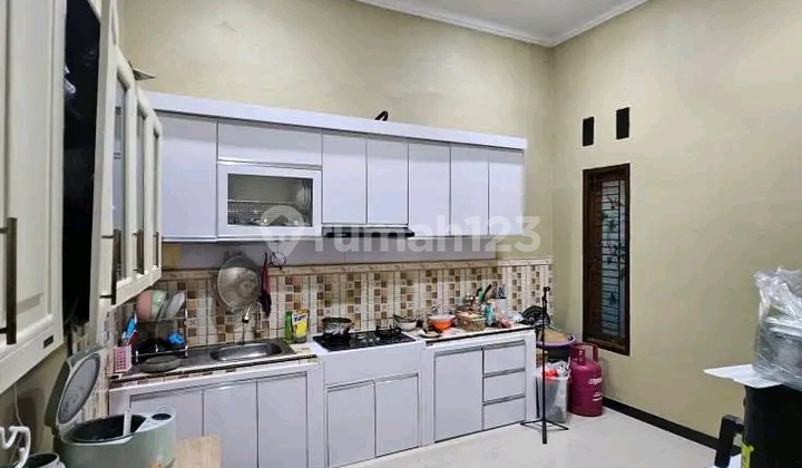 Dijual Rumah Cepat Lagi Bu. Harga Jauh Dibawah Pasaran Legalitas ( AJB ) Luas Tanah : 287 M² Luas Bangunan : 225 M² 2 Kamar Tidur 2 Kamar Mandi Ruang Tamu Ruang Makan Garasi Mobil 2 Halaman Luas Listrik 2500 Watt Bebas Banjir Lokasi Rumah Pinggir Jalan Ar 2