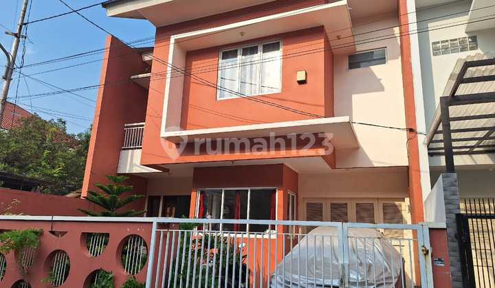 Quick Sale – Sunrise Garden Kedoya House. Nice, Attractive, Rare, Affordable  
Land Area 8.5 x 17 m²  
Building Area 187 m²  
2 Floors  
4 + 1 Bedrooms  
3 + 1 Bathrooms  
1 Carport  
SHM (Certificate)  
Rp 3.5 Billion negotiable until deal with the owner