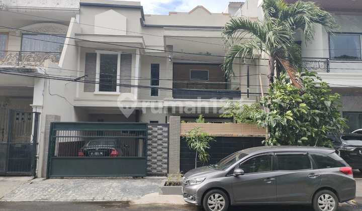 Disewakan Rumah segera : - Rumah 2 lt - di Taman Semanan Indah - luas tanah 210m2 (10x21) - luas bangunan 360m2 - Di jalan utama  - Lebar jalan 3 mobil - Hadap Selatan - Depan sport club/ kolam renang - 5+1 KT, dan 4+1 KM 1