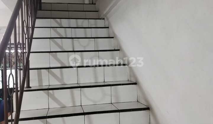 Rumah Dijual di Jelambar Barat Luas Tanah: 45M2 Luas Bgunan: 150M2 3 Lantai Kamar Tidur: 4Kt Kamar Mdi: 2Km Surat SHM Air Pam Listrik 3500W Hadap Utara Harga 950Jt ( bisa Nego ) 2