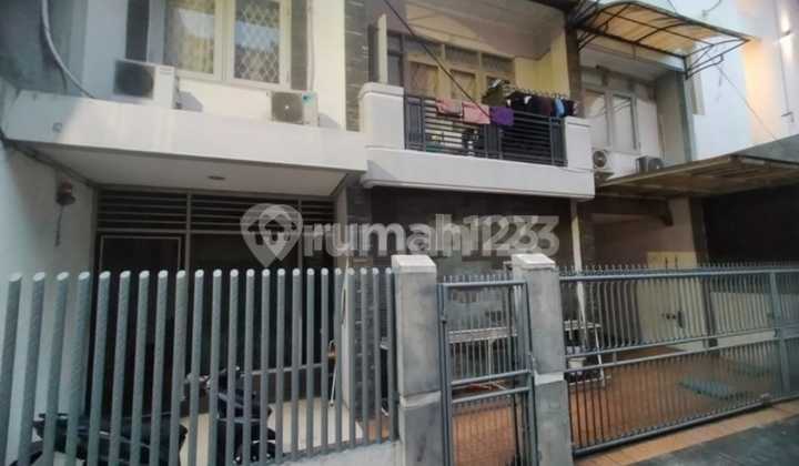 Rumah Dijual di Tanjung Duren LT 110 m2 LB 220 m2 2,5 lantai PAM CARPORT 1 MOBIL KT 5 KM 2 Di kamar bawah yg paling gede ada kamar mandi lg 1 Harga: 2,8M