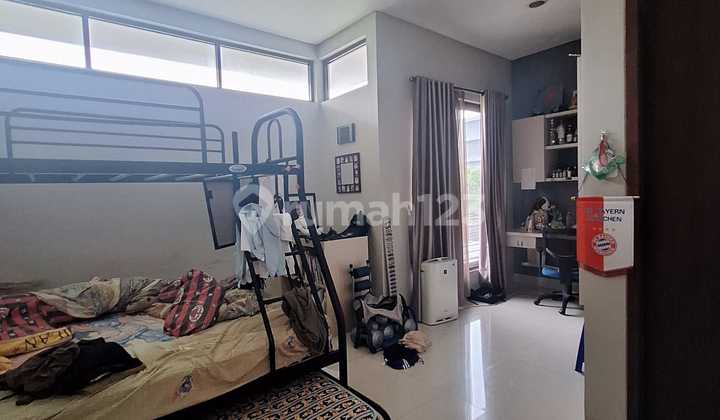 Di Jual Rumah Asri dan Tenang Daerah Greenvile Jakarta Barat. ( Posisi di Hook) Lt : 16 X 20 Lb 650 M Kt : 5 +1 Km : 5 + 1. 4 Lantai + Mezzanine Ruang Home Theater Tangga Marmer Ada Toren 1000 lt 2 Buah. Pemanas Solahart . Air Pam + Air Tanah PLN 5500 . R 2