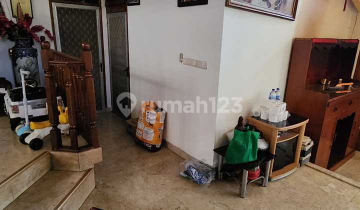 For sale: House in Taman Daan Mogot, North Tj. Duren  
Land area: 331 m²  
Building area: 320 m²  
Year built: 1980s  
2 floors  
SHM (Certificate of Ownership)  
Bedrooms: 3 + 2  
Bathrooms: 4 + 1  
Price: 7 billion (negotiable) 2