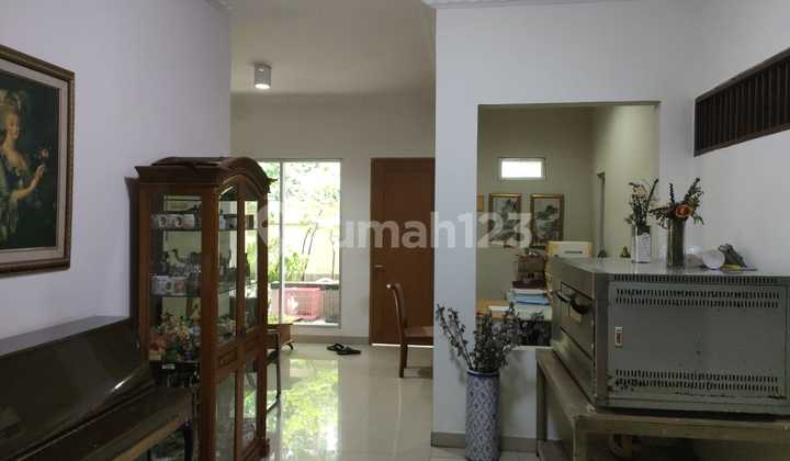 Disewakan Rumah segera : - Rumah 2 lt - di Taman Semanan Indah - luas tanah 210m2 (10x21) - luas bangunan 360m2 - Di jalan utama  - Lebar jalan 3 mobil - Hadap Selatan - Depan sport club/ kolam renang - 5+1 KT, dan 4+1 KM 2