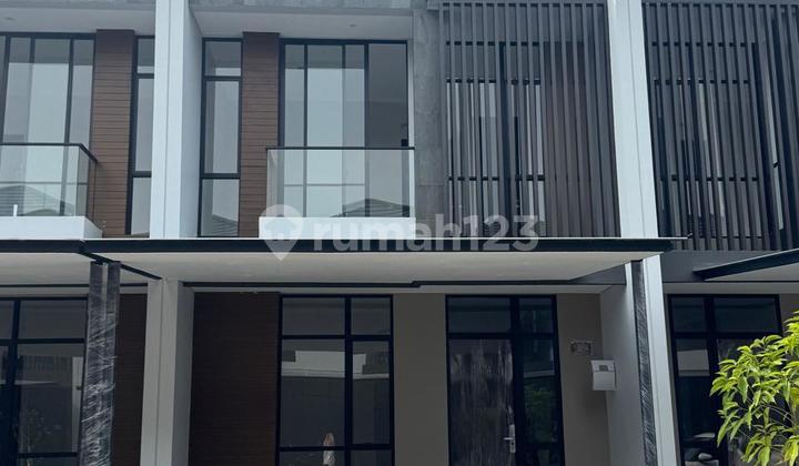 House for sale in Kuningan Village 2 PIK 2, behind Naga Emas  
Land size = 6x15  
Bedrooms = 3+1  
Bathrooms = 3+1  
Price = 3.6M