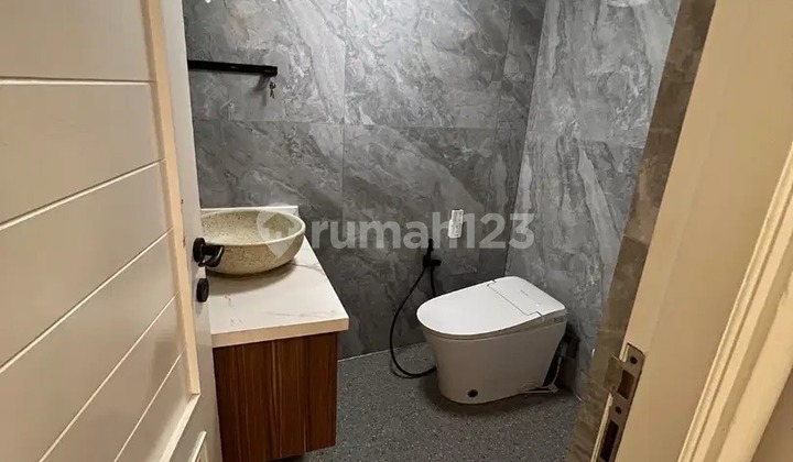 Dijual Rumah Puri Mansion Boulevard - Kembangan Full Renovasi, Furnished, Design Interior Lt.200 (10X20) LB. 400 2 Lantai KT 3 KM 4 Listrik 13200 Watt SHM Hadap Selatan Garasi 1 Mobil Carport 2 Mobil Lantai 2 Terdapat 2 Ruangan Kecil Serbaguna (Bisa Digun 2