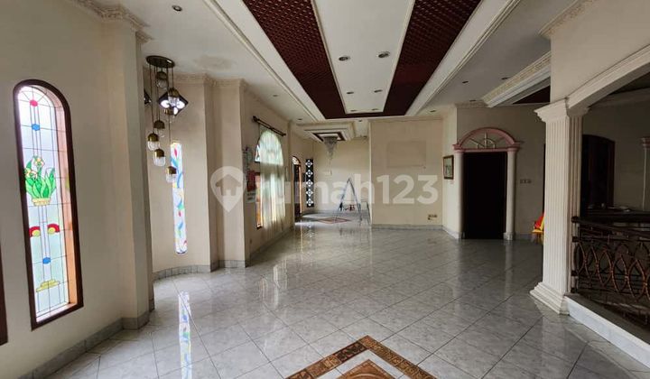 Dijual rumah di Taman Ratu LT. 252m2 LB. 273m2 2 lantai KT 3 KM 3 SHM  Harga 6M nego