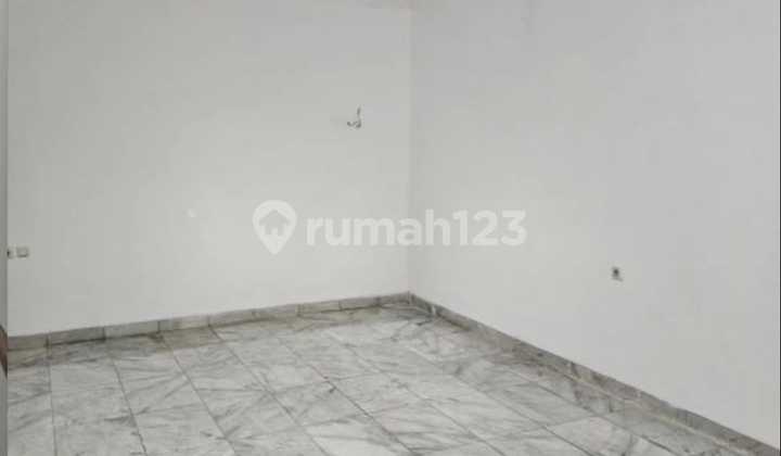 Dijual rumah Green Garden  LT. 220M2 (10x22)  LB. 304m2 2 lantai 3 Kamar Tidur Master+ 2 Kamar tidur Kamar Mandi 3+1  5500W SHM lingkungan dekat taman Harga 4M 2