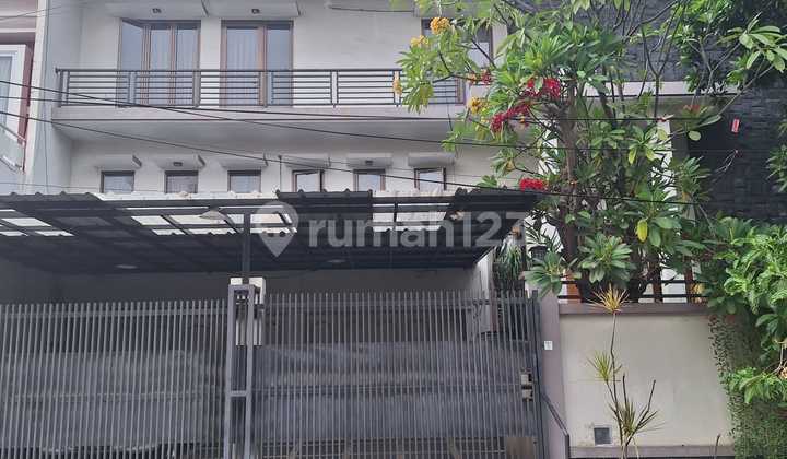 Di Jual Rumah Asri dan Tenang Daerah Greenvile Jakarta Barat. ( Posisi di Hook) Lt : 16 X 20 Lb 650 M Kt : 5 +1 Km : 5 + 1. 4 Lantai + Mezzanine Ruang Home Theater Tangga Marmer Ada Toren 1000 lt 2 Buah. Pemanas Solahart . Air Pam + Air Tanah PLN 5500 . R