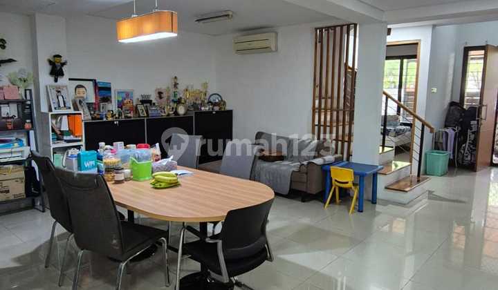 Dijual Rumah Taman Ratu Blox Xx Luas Tanah : 6M X 19M, Luas Bangunan : 6Mx14m X 2,5 LT Listrik 5500Watt Kamar 4 + Kamar Pembantu 1 KM 3 + KM Pembantu 1 Ruang Jemuran Twrtutup, Gudang Air Pam & Sumur Bor Harga : 4 Milyar ( bisa Nego )