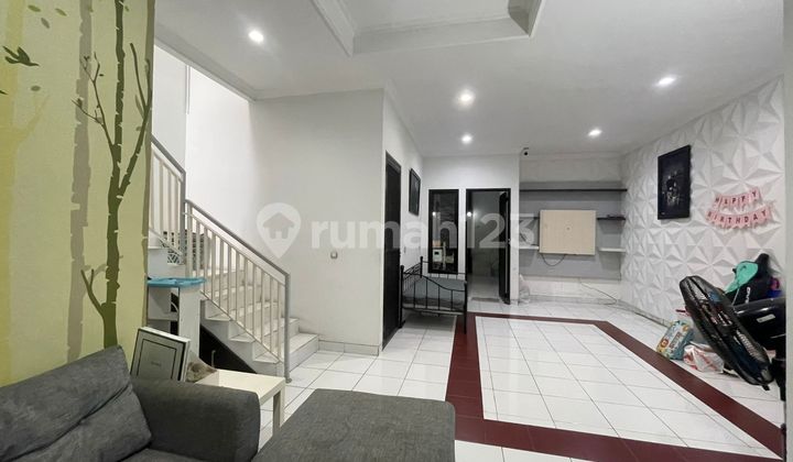 Jual Rumah Dalam Cluster di Komplek Palem Semi (Gold Land)*karawaci Full furnished 2 Lantai LT 121 m² LB 161 m² 4 Kamar Tidur (+1 Kamar ART) 3 Kamar Mandi (+1 Kamar mandi ART) 4 AC Water Heater Carport 2 mobil + 2 sepeda motor Kanopi Dapur dengan kitchen 