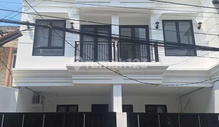 Dijual Rumah Baru. Komplek Taman Ratu - Kepa Duri Mas Lokasi Strategis *Dekat Mall Ta *Dekat Mall Cp *Dekat Mall Cl *Pusat Kuliner *Universitas Ternama * Sisa 1 Unit * Ukuran 4 X 14,75 =( Harga 2.290 M ) * 3 Lantai. * 3 + 1 Kamar Tidur * 3 + 1 Kamar Mand