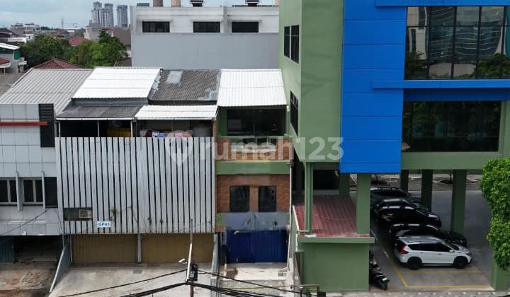 Shop House for Rent on Panjang Arteri Kedoya Street near Wang Apartment, Area 150m (4.5x35), Land Area 270m² / 3 floors, Flood-Free, Price 200 million/year 2