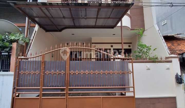 Jual Cepat - Rumah Duri Kepa 2 Lantai Jalan Depan Rumah bisa 2 Mobil. Bagus, Menarik, Jarang Ada, Murah Luas Tanah 6 X 15 M Luas Bangunan 120 M 2 Lantai 3 Kamar Tidur 2 Kamar Mandi Carpot 1 Mobil SHM Turun Harga 2,5 M Jadi 2,35 M ( bisa Nego )