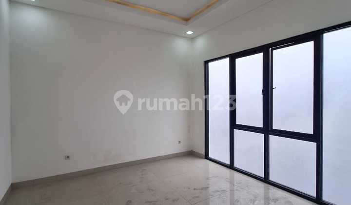 TURUN HARGA Citra 2ext  (di Jalan Boulevard Utama)  Luas Tanah:  10x20 Luas Bangunan: 465m2 Lantai:  3 Surat: SHGB KT: 5+1 KM: 5+1  HARGA BU: Rp 5.5 milyar 575000xxxxNEGO) 2