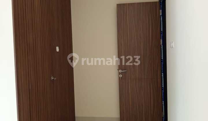 Dijual Rumah Metland . Ready Tinggal 1 Unit Uk 5X20 L. Tanah 100 M2 L. Bangunan 140 M2 K. Tidur 3 K. Mandi 2 ( lt 1 Ada 1 , lt 2 Ada 1 Dlm Kamar Utama) Carport 1 Mobil SHM, 2 Lantai Harga 2.65M 2