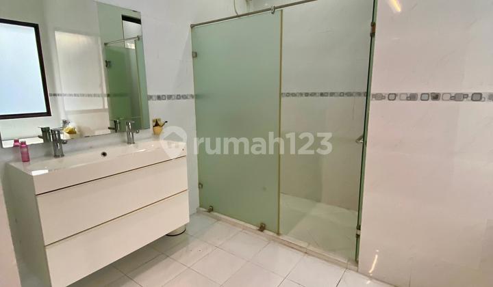 DIJUAL RUMAH CASAJARDIN Uk. 8x18 Luas tanah 144 m2  Luas bangunan 230 m2 2 lantai Full Furnish Kamar Tidur  3 + 1 Kamar Mandi  3 + 1 Listrik 4400 W Air PAM Carport 2 unit  Cluster nyaman, tenang dan asri.  Bebas Banjir One Gate System SHM Harga 4.5M (nego 2