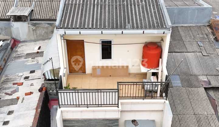 Dijual Rumah di Tanjung Duren, Lokasi Strategis Dekat Apartemen Medit L.tanah : 5X11=55M2 L.bangunan : 78M2 K.tidur : 3 K.mandi : 3 Lantai : 2,5 Lebar Jalan 1 Mobil Surat : SHM Harga : 1,6M