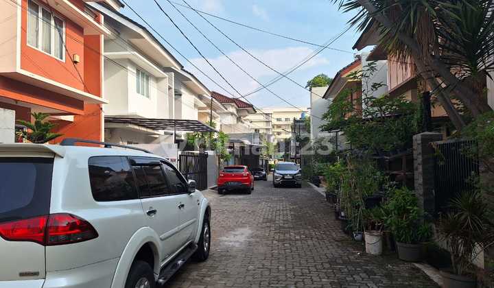 Quick Sale – Sunrise Garden Kedoya House. Nice, Attractive, Rare, Affordable  
Land Area 8.5 x 17 m²  
Building Area 187 m²  
2 Floors  
4 + 1 Bedrooms  
3 + 1 Bathrooms  
1 Carport  
SHM (Certificate)  
Rp 3.5 Billion negotiable until deal with the owner 2