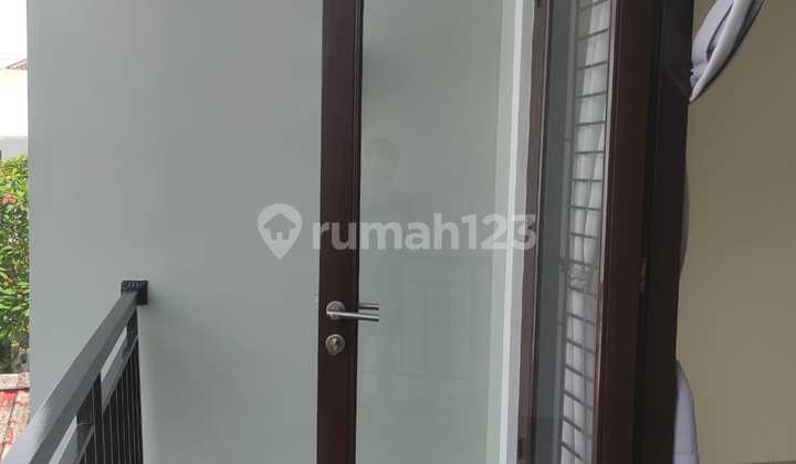 Jual cepat – Rumah Semanan dekat sekolah Tiara Kasih, dekat Stasiun KRL & Bandara. Bagus, Menarik, Jarang Ada, Murah  Luas tanah 12 x 15 m   Luas Bangunan 225 m 2 Lantai 3 + 2 Kamar Tidur 3 + 1 Kamar Mandi Carport 2 Mobil SHM 2