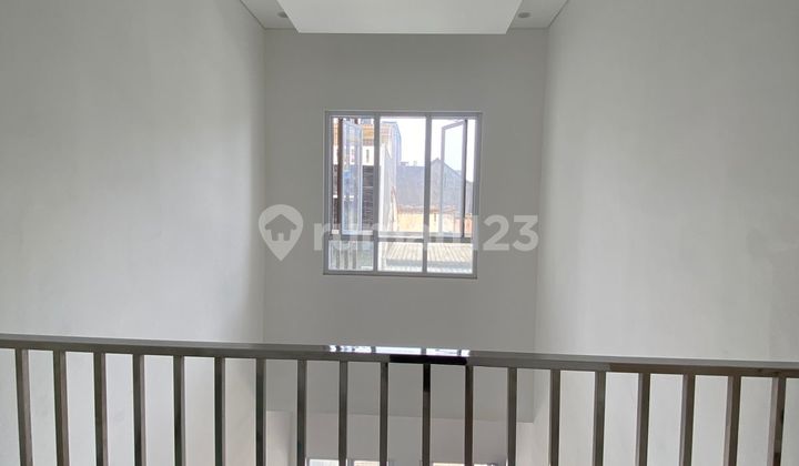 Jual rumah baru!!!  Alamat: Metland puri Ukuran: 6x15 Luas bangunan: 130m 2½ lantai Kamar tidur: 3+1 Kamar mandi; 2+1 PLN: 3300 Air pam/tanah Kosongan Carport: 1mobil Row jalan: 2 mobil SHM Hrga jual: 2.3M (nego)  2