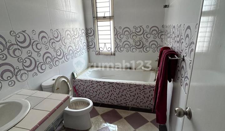 For Sale: Taman Semanan Indah House, 2-Story Building, Land Area 90 m2 (6x15), Building Area 144 m2, 3+1 Bedrooms, 3+1 Bathrooms, Electricity Token 3000Watt, Water Supply PAM, 2-Car Access, South Facing, Complete Documents SHM, IMB, AJB, Price 1.8 M Negotiable 2