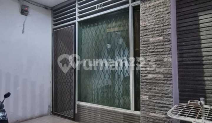 Rumah Dijual di Tanjung Duren LT 110 m2 LB 220 m2 2,5 lantai PAM CARPORT 1 MOBIL KT 5 KM 2 Di kamar bawah yg paling gede ada kamar mandi lg 1 Harga: 2,8M 2