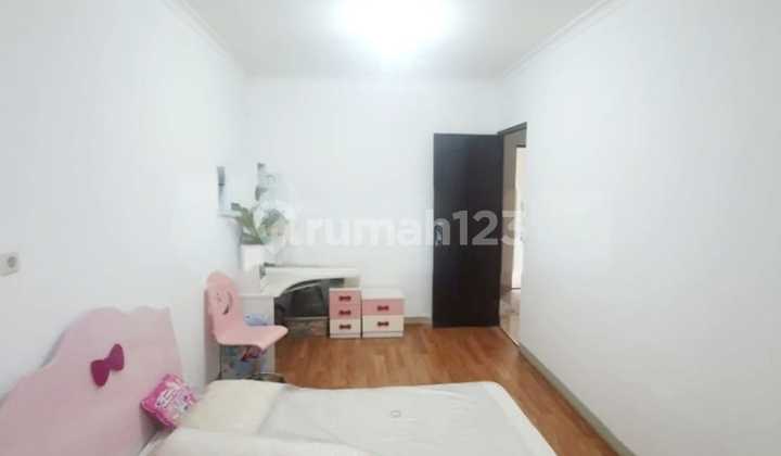 DIJUAL RUMAH CASAJARDIN Uk. 8x18 Luas tanah 144 m2  Luas bangunan 230 m2 2 lantai Full Furnish Kamar Tidur  3 + 1 Kamar Mandi  3 + 1 Listrik 4400 W Air PAM Carport 2 unit  Cluster nyaman, tenang dan asri.  Bebas Banjir One Gate System SHM Harga 4.5M (nego 2