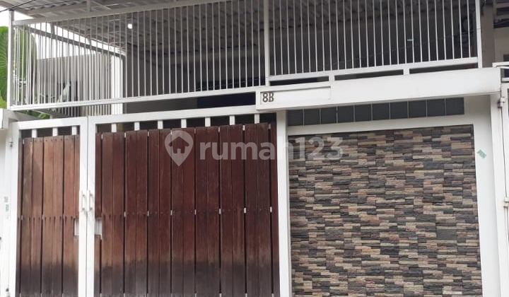 Jual Rumah Jl. Mangga duri kepa, kebon jeruk, jakarta barat  LT 123m2 (6x21)  4 lantai  kamar tidur 4 kamar mandi 4+ 1 (kamar utama bathtub)  listrik  air pam  shm timur + furniture , kitchen set, pantry ac, filter air,kulkas ,ranjang dll  Hadap Timur har