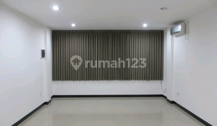 3-story shop house for rent in Ngagel Jaya Selatan, RMI Surabaya 3-story shop house for rent in Ngagel Jaya Selatan, RMI Surabaya