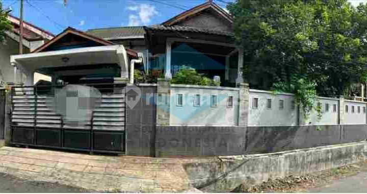 Selling a house in the city center of Malalayang, Manado, near Samratulangi University.