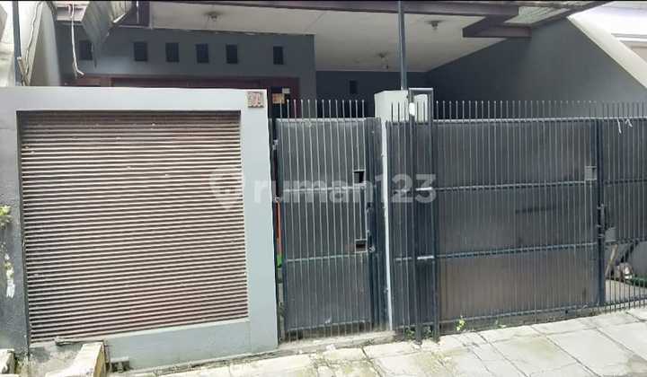 3-Story House in Cipinang Baru Complex, Rawamangun, East Jakarta, Strategic Location, Flood-Free 2