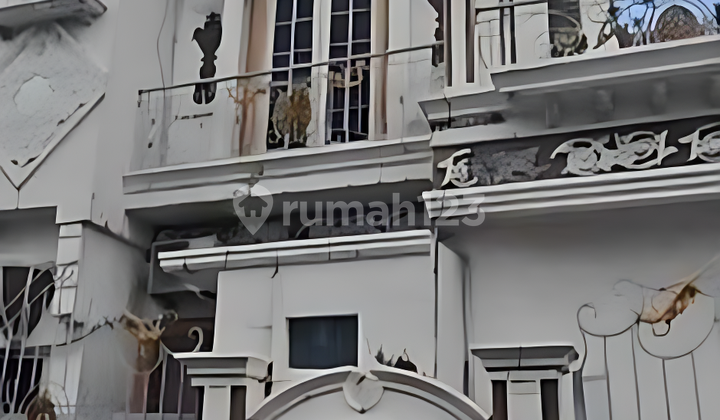 Classic Modern Style House Rawamangun East Jakarta Strategically Located Flood-Free 2